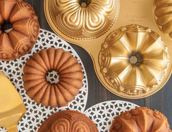Φόρμα για κέικ Nordic Ware Premier Gold σε 4 σχέδια, με τρύπα και διαστάσεις 38x6cm