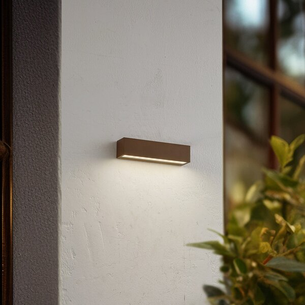 Lucande LED εξωτερική λάμπα τοίχου Lengo, 25 cm, καφέ, κάτω, 3000K, Καφέ / Σκουριάς, Αλουμίνιο, σύγχρονο, Πρίζα τοίχου κάτω