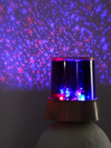 Sinsay - Περιστρεφόμενος προβολέας αστεριών LED RGB - μπεζ