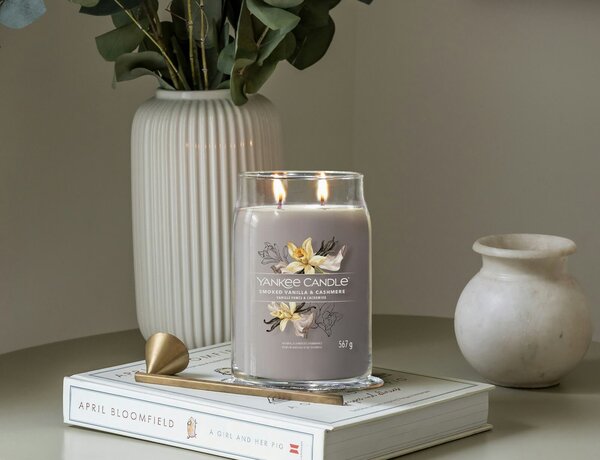 Αρωματικό Κερί Yankee Candle με διάρκεια καύσης έως 80 ώρες και άρωμα Smoked Vanilla & Cashmere